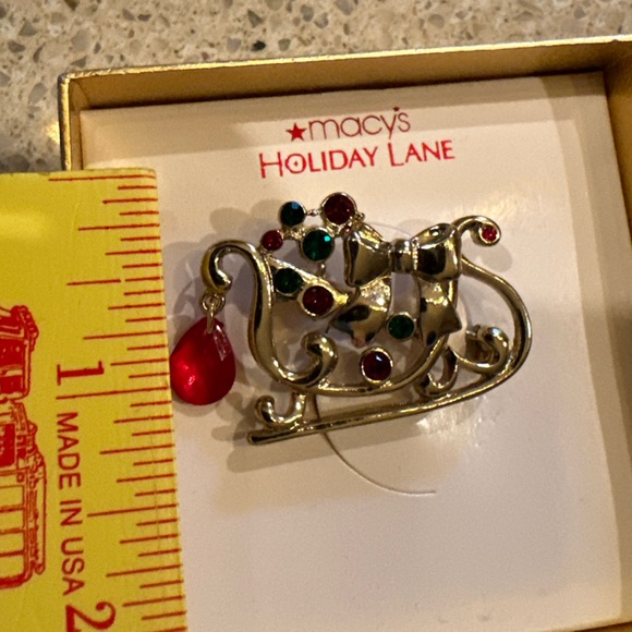 Macy’s Holiday Lane Sleigh brooch Metal And Enamel ~ New In Box - Picture 14 of 16